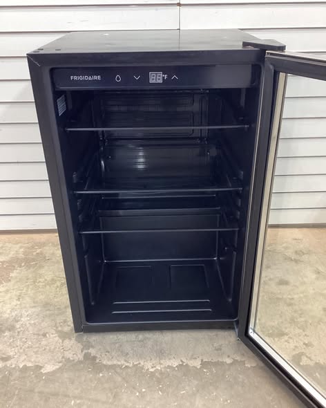 Frigidaire Single Zone 20.43 in. 126 (12 oz.) Can Beverage Cooler