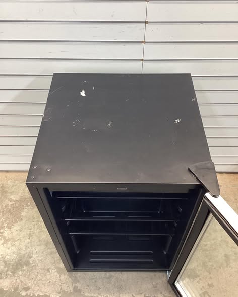Frigidaire Single Zone 20.43 in. 126 (12 oz.) Can Beverage Cooler