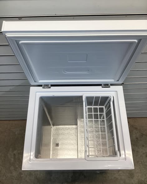 Frigidaire, 23 in. Wide 3.5 cu. ft. Freezer with Manual Defrost Chest Freezer Easy Drain in White Garage Ready
