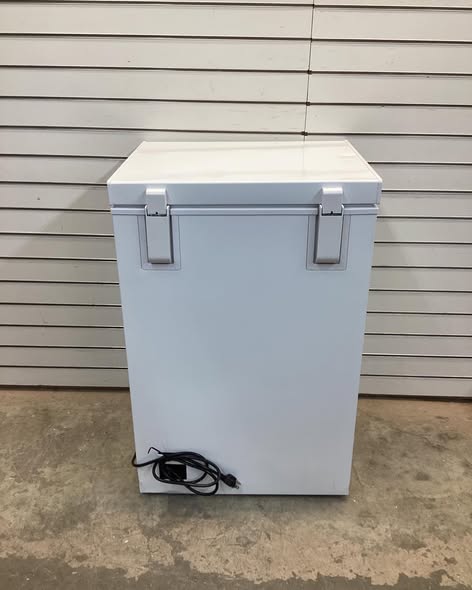 Frigidaire, 23 in. Wide 3.5 cu. ft. Freezer with Manual Defrost Chest Freezer Easy Drain in White Garage Ready
