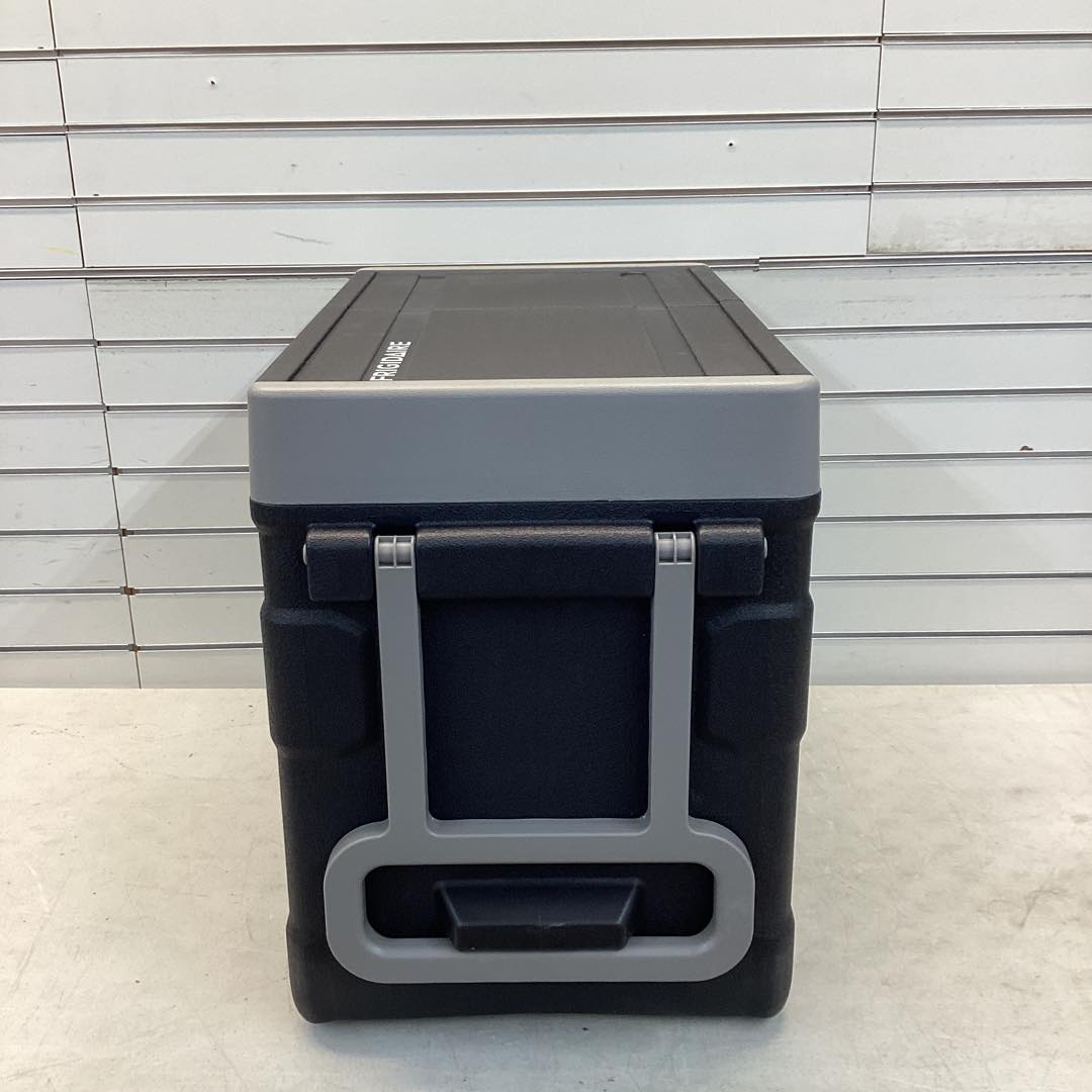 Frigidaire 27.17-in W 90 -Can Capacity Black Portable Indoor or outdoor Beverage Refrigerator