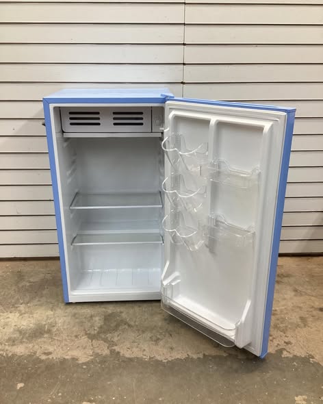 Frigidaire 3.2 cu. ft. Retro Vintage Compact Mini Fridge in Blue