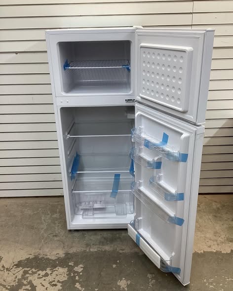 Frigidaire 7.5 cu. ft. Top Freezer Refrigerator