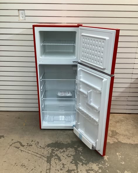 Frigidaire 21.5 in. Wide 7.5 cu.ft. Retro Mini Refrigerator in Red with Top Freezer