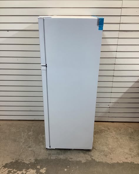 Frigidaire 7.5 cu. ft. Top Freezer Refrigerator