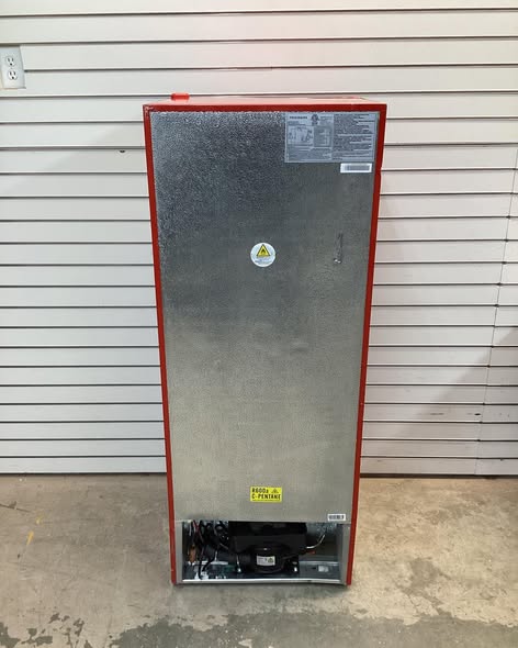 Frigidaire 21.5 in. Wide 7.5 cu.ft. Retro Mini Refrigerator in Red with Top Freezer