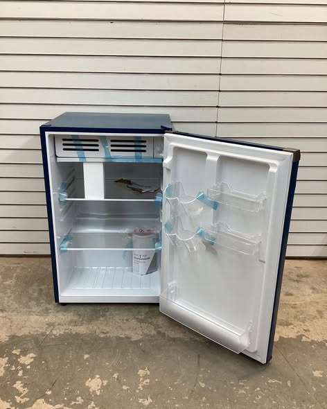 Frigidaire 4.5 cu. ft. 23 in. Retro Mini Refrigerator with Sleek Design with Freezer and Manual Defrost in Blue