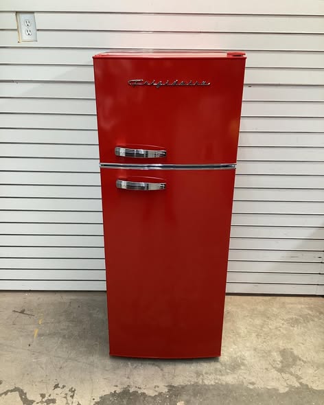 Frigidaire 21.5 in. Wide 7.5 cu.ft. Retro Mini Refrigerator in Red with Top Freezer