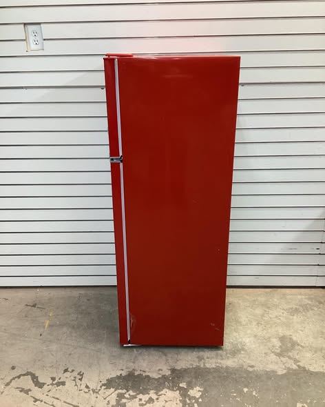 Frigidaire 21.5 in. Wide 7.5 cu.ft. Retro Mini Refrigerator in Red with Top Freezer