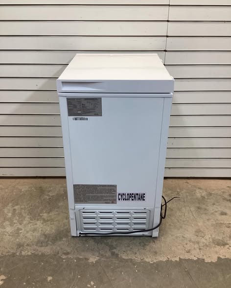 Frigidaire, 23 in. Wide 3.5 cu. ft. Freezer with Manual Defrost Chest Freezer Easy Drain in White Garage Ready