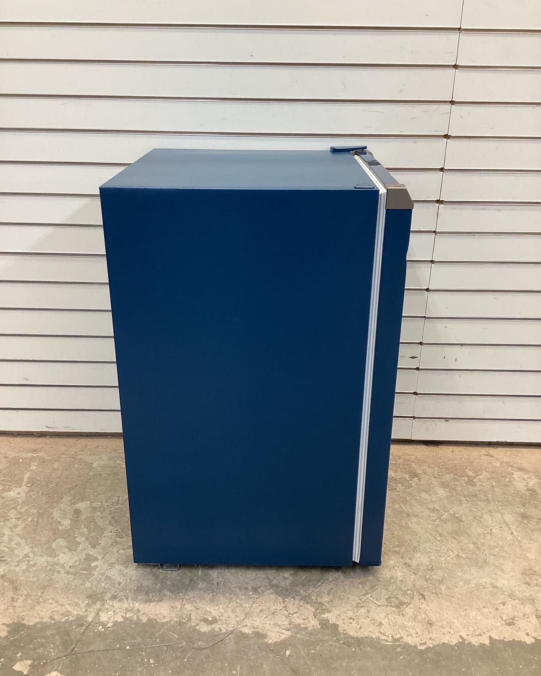 Frigidaire 4.5 cu. ft. 23 in. Retro Mini Refrigerator with Sleek Design with Freezer and Manual Defrost in Blue