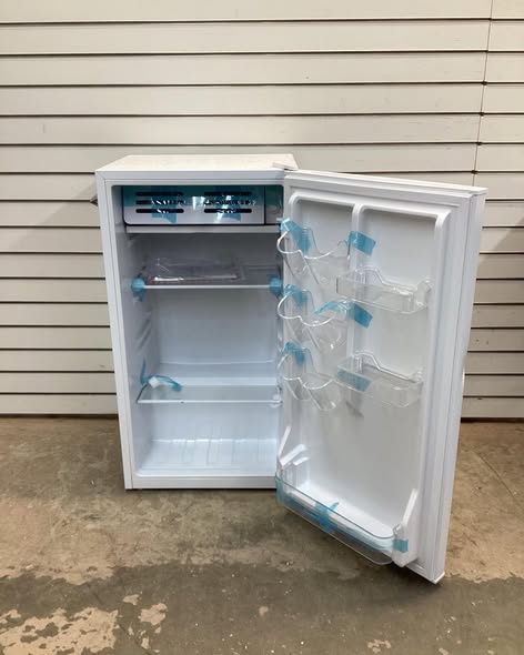 Frigidaire 3.2 cu. ft. Retro Mini Fridge in White