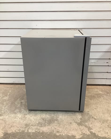 Frigidaire Single Zone 17 .5 in. 88 (12 oz.) Can Cooler