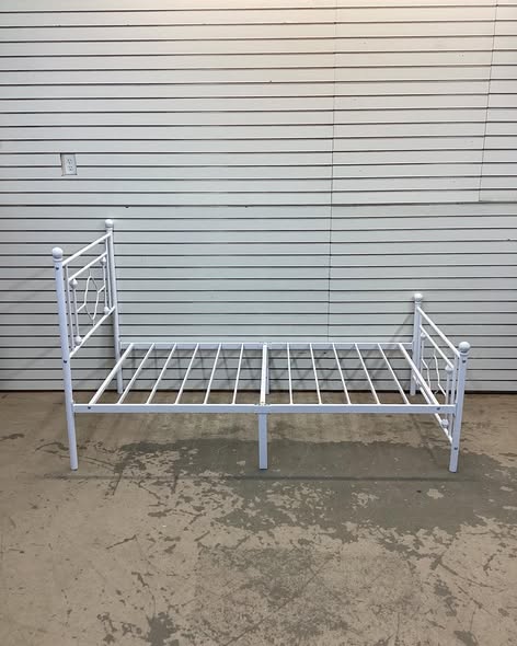 Bed Frame - Einfach Twin Size Heavy Metal Bed with Vintage Headboard Pattern, White