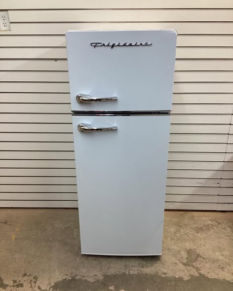 Frigidaire,7.2 cu. ft. Retro Top Freezer Refrigerator in white with Chrome Handle and Trim