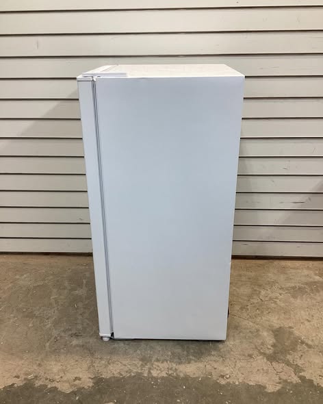 Frigidaire 3.2 cu. ft. Retro Mini Fridge in White