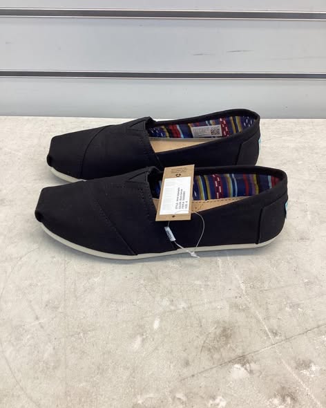 TOMS Women's Classic Canvas Shoe in Black Size 6