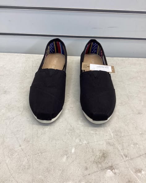 TOMS Women's Classic Canvas Shoe in Black Size 6
