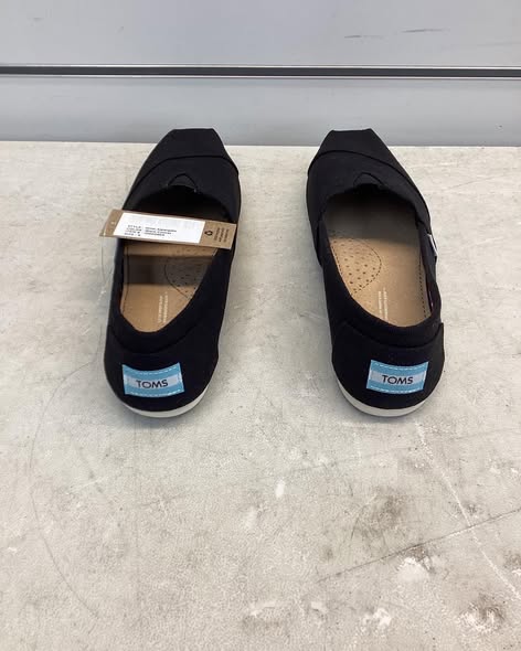 TOMS Women's Classic Canvas Shoe in Black Size 6