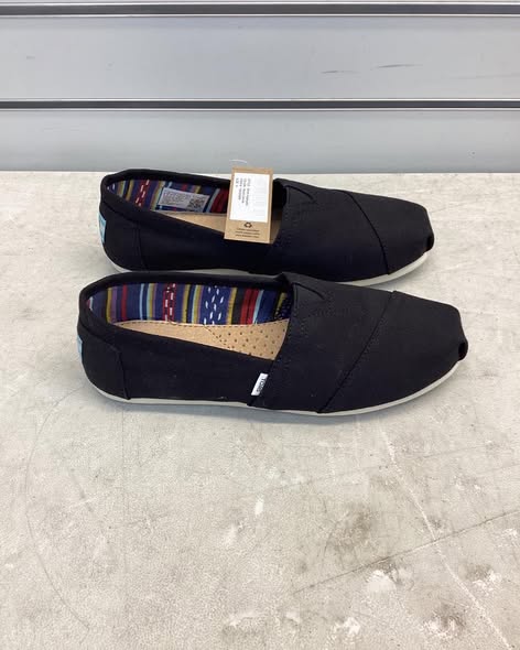 TOMS Women's Classic Canvas Shoe in Black Size 6