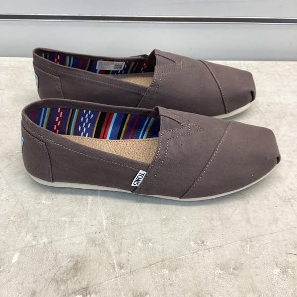 Women's Shoes - TOMS Women's Classic Canvas Shoe in Ash Size 9.5