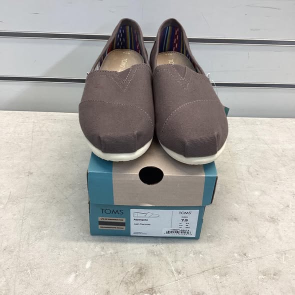 Women's Shoes - TOMS Women's Classic Canvas Shoe in Ash Size 7.5