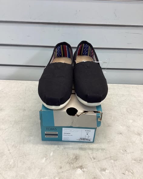 TOMS Women's Classic Canvas Shoe in Black Size 6