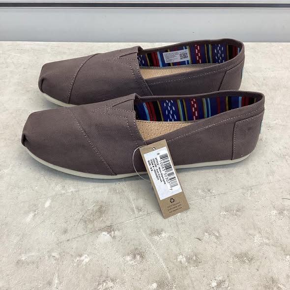 Women's Shoes - TOMS Women's Classic Canvas Shoe in Ash Size 9.5