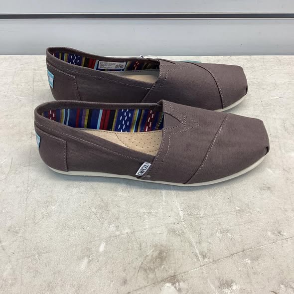 Women's Shoes - TOMS Women's Classic Canvas Shoe in Ash Size 7.5
