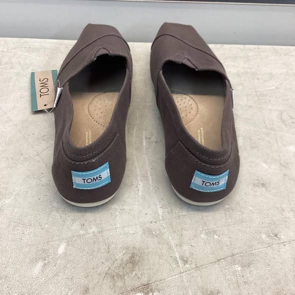Women's Shoes - TOMS Women's Classic Canvas Shoe in Ash Size 7.5