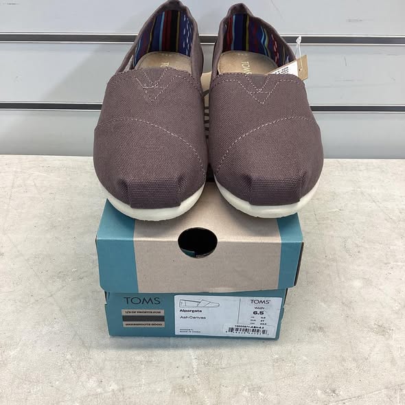 Women's Shoes - TOMS Women's Classic Canvas Shoe in Ash Size 6.5