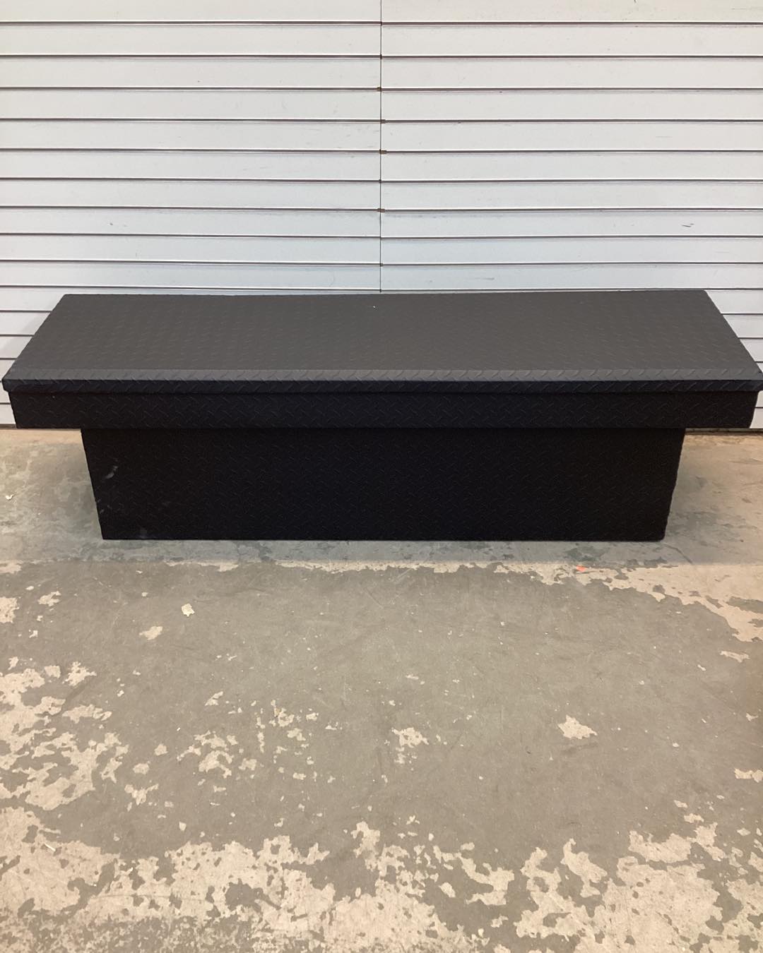 Northern Tool + Equipment Deep Crossover Truck Toolbox with Removable Tray, 69in. x 20in. x 19in., Aluminum, Textured Matte Black, Pull Handle Latches