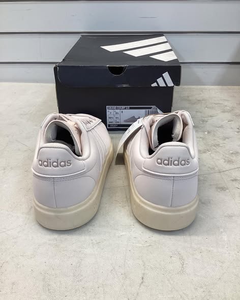 Adidas Women's Grand Court 2.0 Shoe size 7