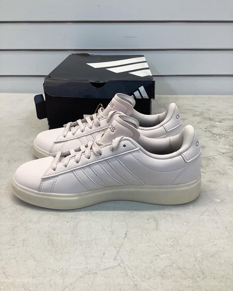 Adidas Women's Grand Court 2.0 Shoe size 7.5.