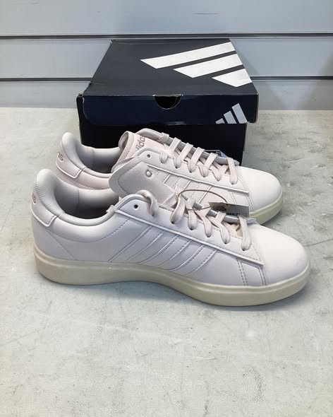 Adidas Women's Grand Court 2.0 Shoe size 7