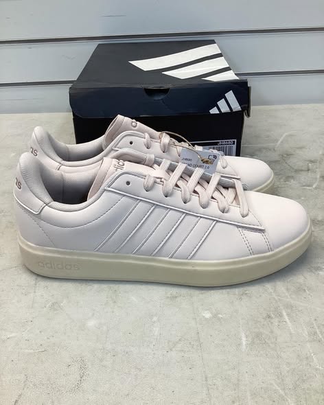 Adidas Women's Grand Court 2.0 Shoe size 8