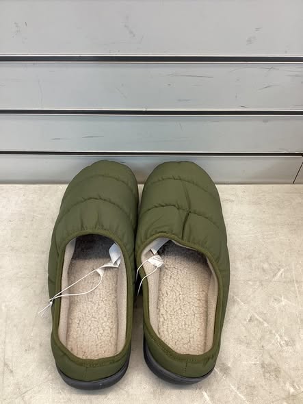 Isotoner Men’s Classic Comfort Hoodback Slipper size L9.5-10.5.