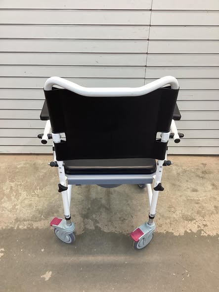 4-in-1 Bedside Commode Wheelchair with Detachable Bucket