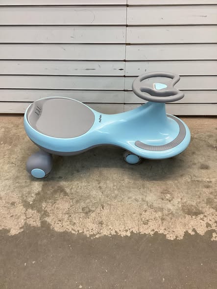 Costway Wiggle Car Ride-on Toy w/ Flashing Wheels for Toddlers & Kids