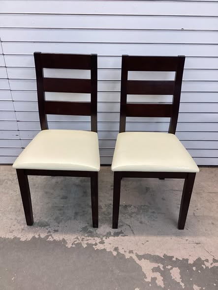 Brand new Tangkula Compact Dining Table Set for 2, Wooden Round Kitchen Table & 2 Chairs with Cushioned Seats, 3-Piece Dining Set for Small Spaces, Kitchen, Living Room.