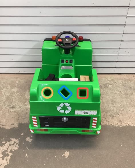 Costway 12V Recycling Garbage Truck Electric Ride On Toy Remote w/Recycling Accessories Green
