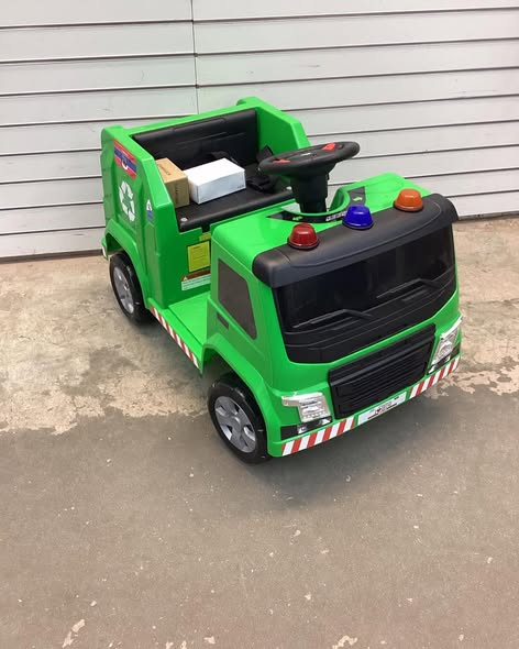 Costway 12V Recycling Garbage Truck Electric Ride On Toy Remote w/Recycling Accessories Green