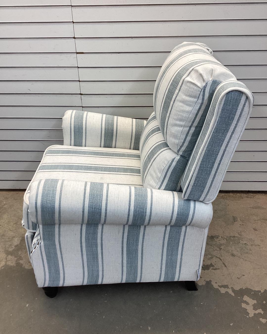 Ameiah Upholstered Farmhouse Blue Stripped Manual Push Back Recliner with Solid Wood Legs