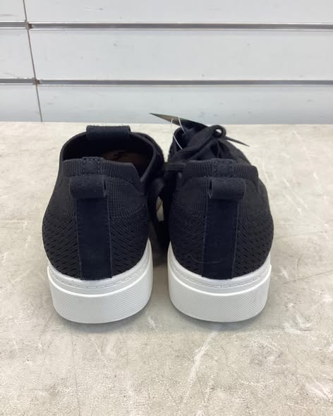 White Mountain Women's Lace-Up Sneaker size 7.