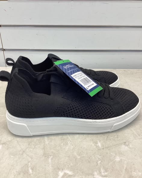 White Mountain Women's Lace-Up Sneaker size 7.