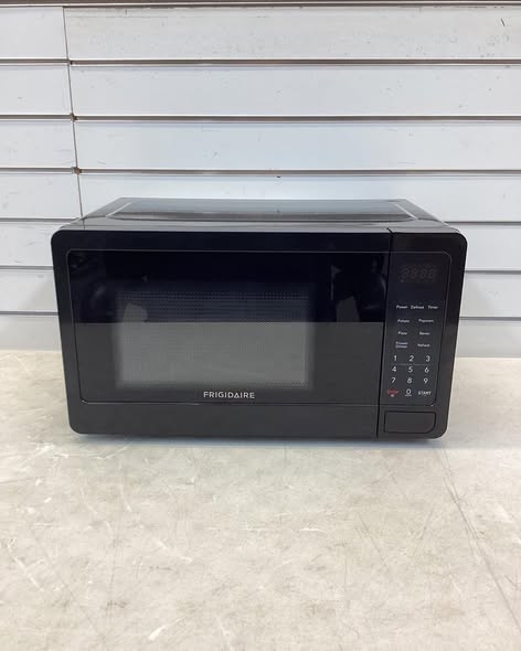Frigidaire 18 in 700 w 0.7 CU FT MICROWAVE IN BLACK