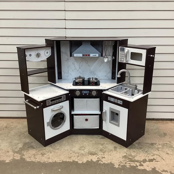 Brand new Wooden Kids Play Kitchen Playset with Realistic Lights and Sounds