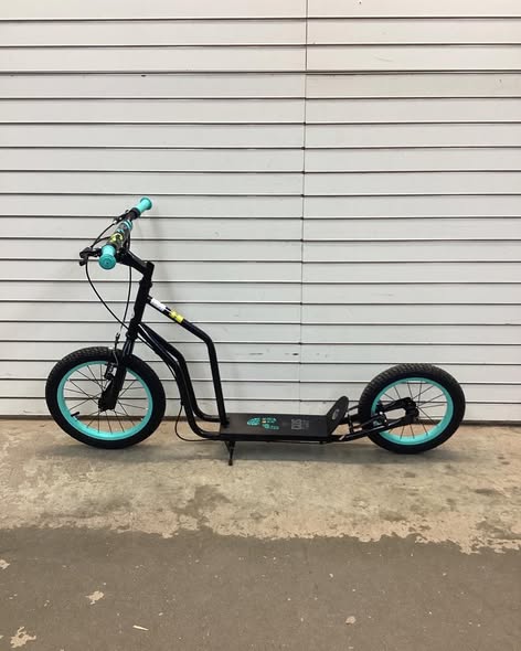 Costway - Youth Scooter with Adjustable Handlebar 16-Inch & 14-Inch Inflatable Wheels