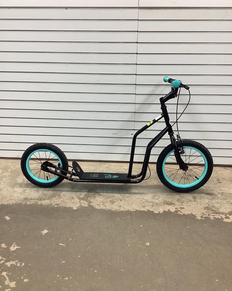 Costway - Youth Scooter with Adjustable Handlebar 16-Inch & 14-Inch Inflatable Wheels