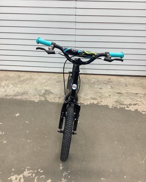 Costway - Youth Scooter with Adjustable Handlebar 16-Inch & 14-Inch Inflatable Wheels